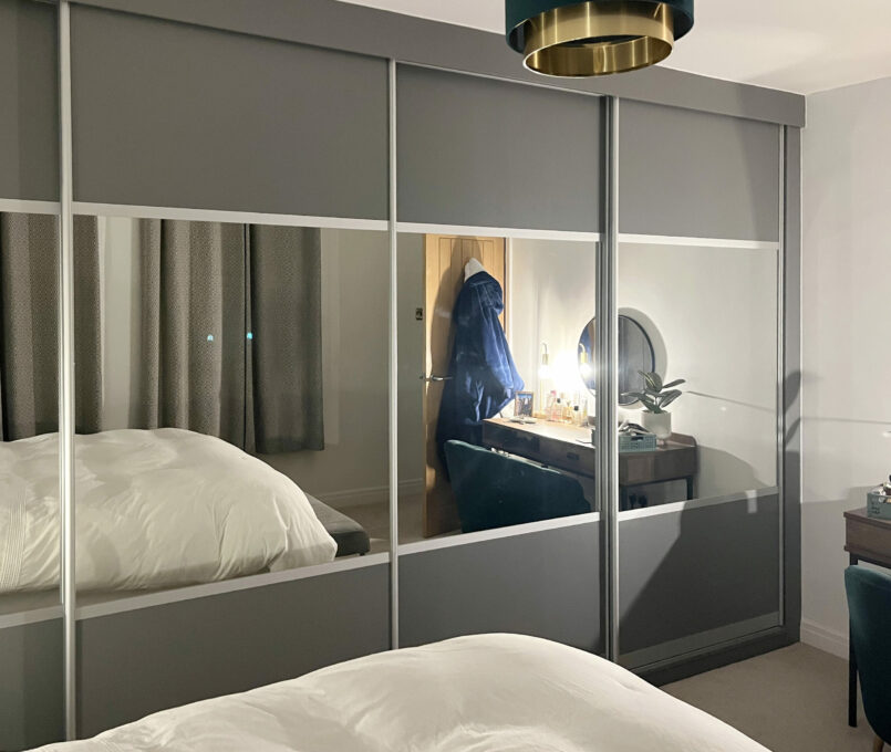 Fitted wardrobe York with Three panel sliding doors