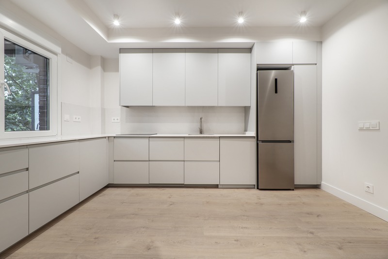 Modern L-shaped kitchen with handleless cabinets
